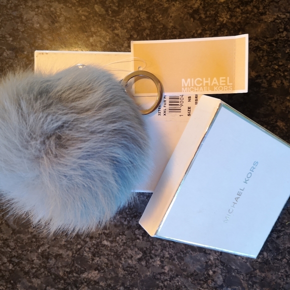 Key Charm Fur Pom Pom - Picture 7 of 11